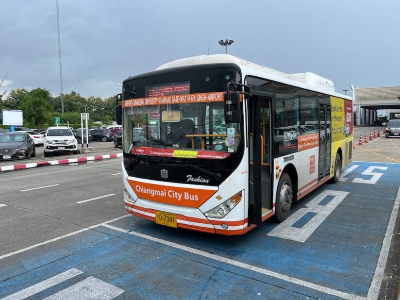 チェンマイ空港のバス乗り場に停車するRTCスマートバス(空港バス)2025年9月撮影