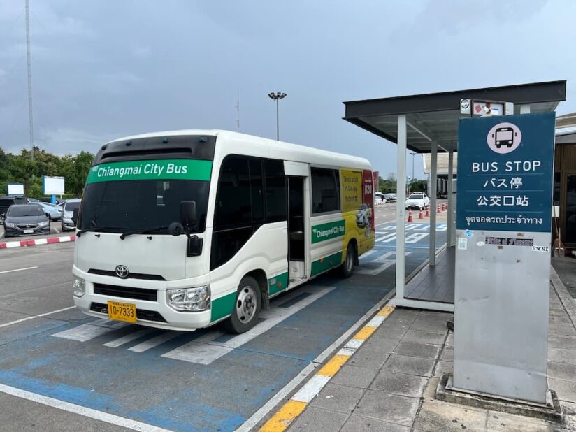 チェンマイ空港の空港バス乗り場に停車している24C緑：2025年9月撮影