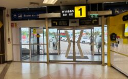 チェンマイ空港1番出口（地上交通エリア）：市内アクセスの出入口