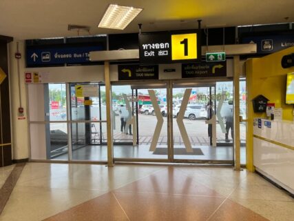 チェンマイ空港1番出口（地上交通エリア）：市内アクセスの出入口