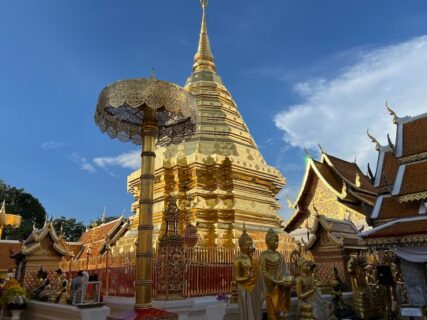 ドイステープ寺院黄金に輝く仏塔2025年9月撮影