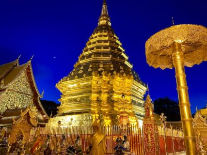 ドイステープの夜参拝｜マジックアワーで青に映える黄金の仏塔