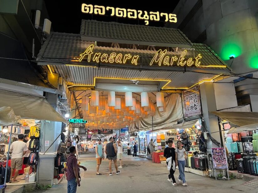 アヌサーンナイトマーケットの入口