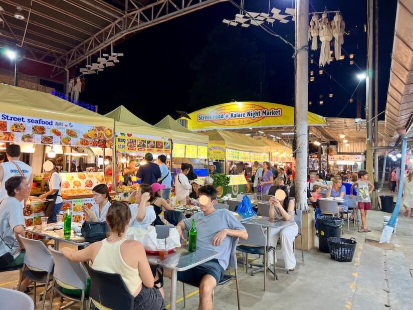 カラレナイトマーケットの屋台で食事を楽しむ外国人観光客