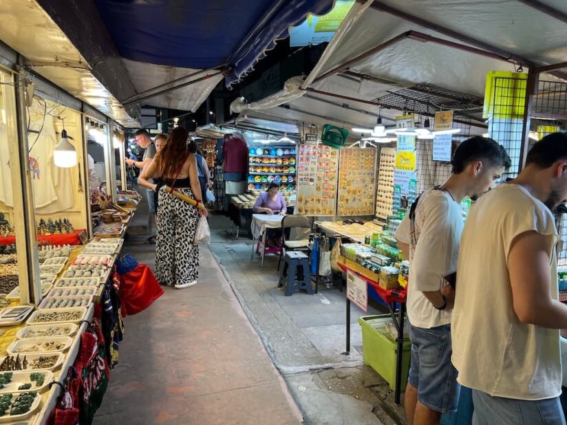 チェンマイナイトバザールストリートで買い物を楽しむ外国人観光客-2025-10