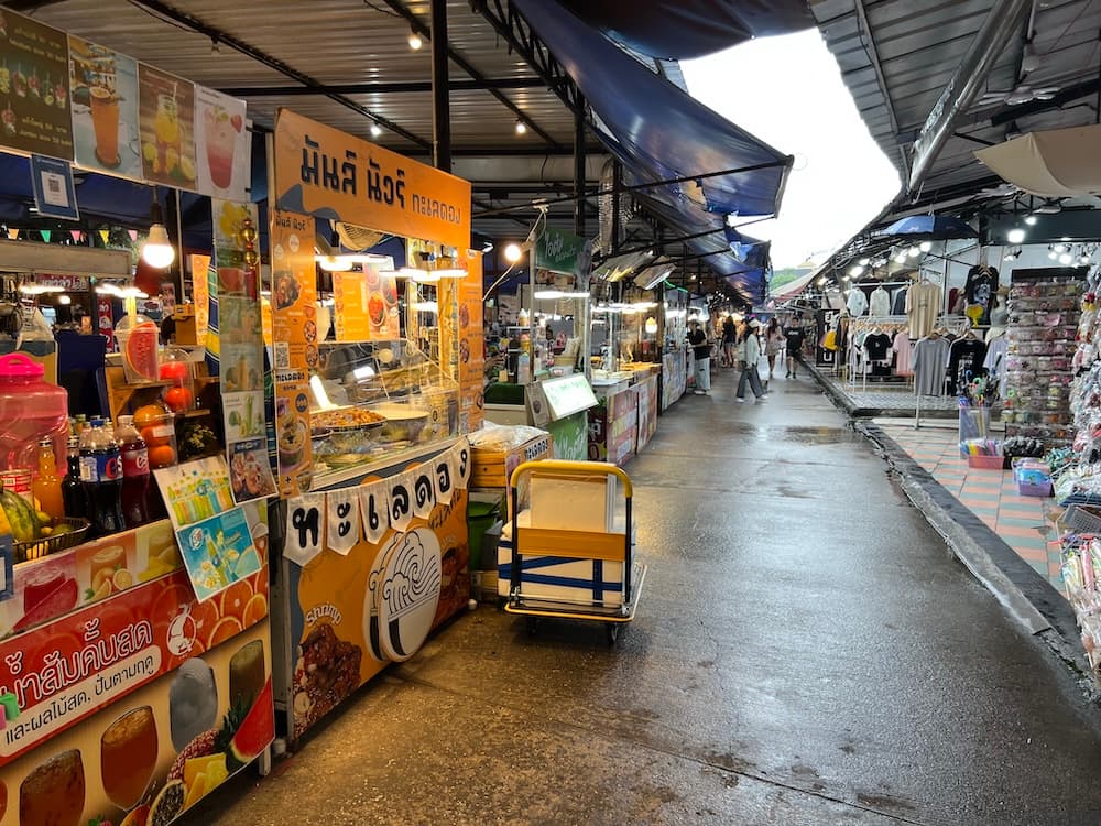 チェンマイ大学ナイトマーケット｜学生街ローカル夜市【2025最新】