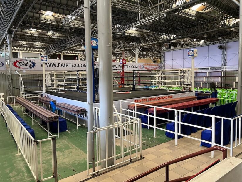 チェンマイ ナイトバザールの屋内マーケット内に併設されたムエタイリング