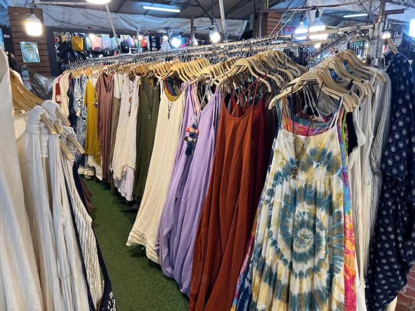 アヌサーンマーケット内のレディース服ショップ