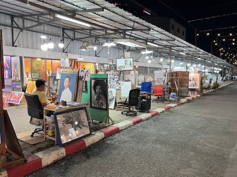 アヌサーンマーケットの似顔絵露店