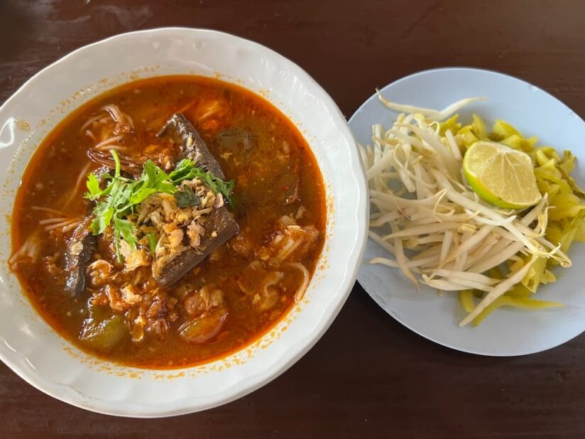 フアンペンのカノムジーン・ナムギャオ。トマトの酸味とスパイスが効いた北タイらしい米麺料理。