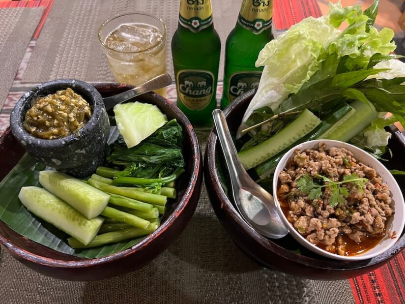 フアンペンのラープ（120THB）とナムプリック（95THB）。北タイらしい香りと辛味を楽しめる定番の組み合わせ。