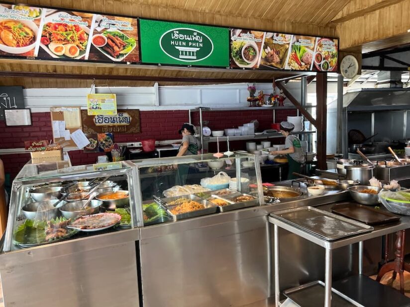 フアンペンのショーケースに並ぶ北タイ料理の惣菜