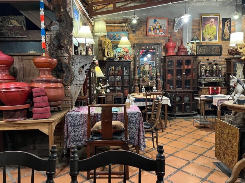 フアンペンの店内。アンティーク家具や木彫り装飾が並ぶ北タイらしい空間