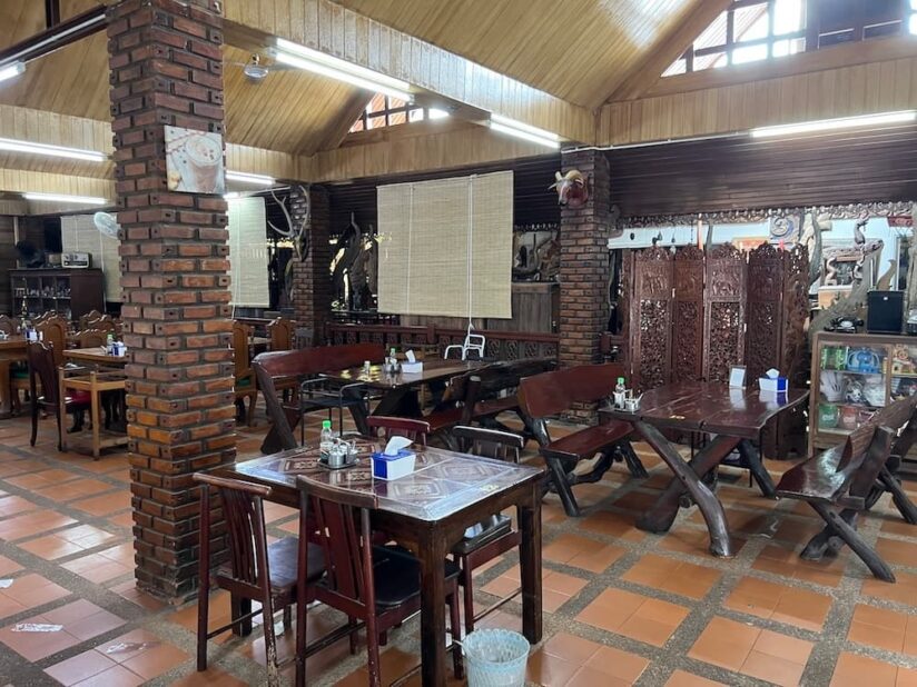 フアンペンの店内。カジュアルで地元食堂らしい雰囲気の北タイ料理店