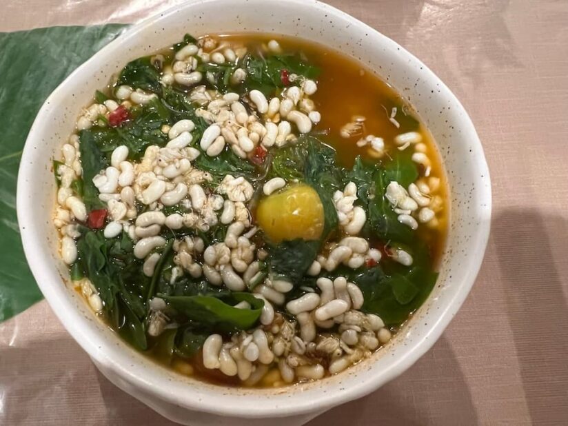 画像 ゲーン・パックワーン・カイモッデーン。山菜パックワーンと赤アリの卵を使った北タイの季節スープ