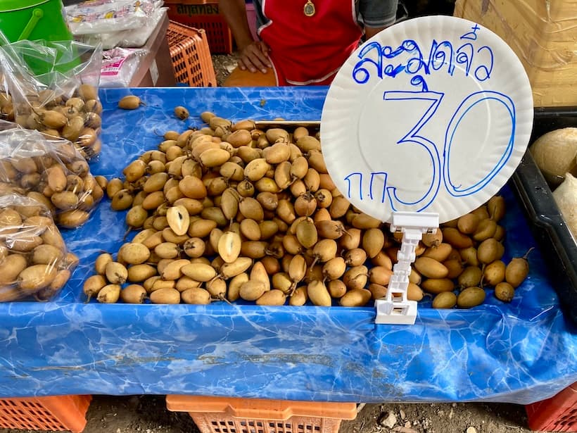 市場に並ぶラムット（ละมุด／サポジラ）