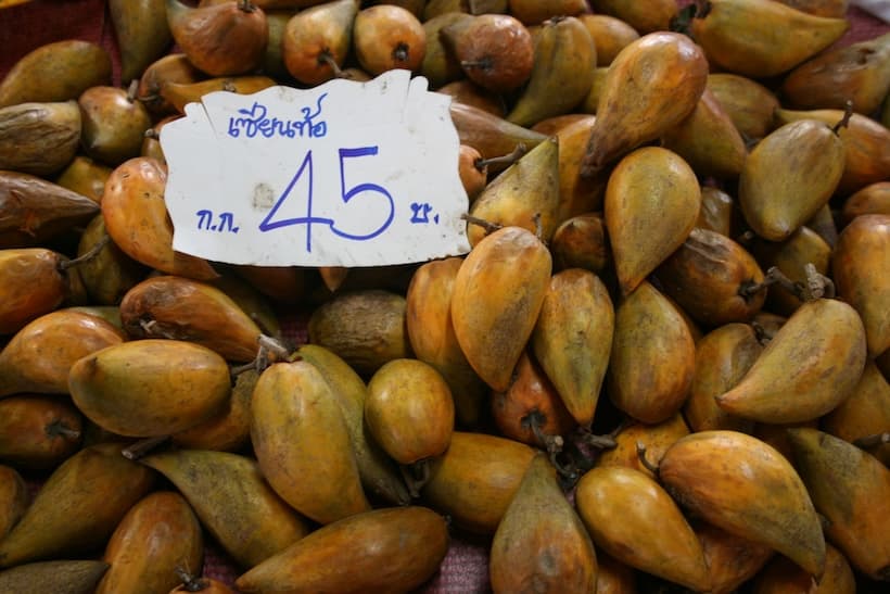 チェンマイの市場に山積みにされたカニステル。