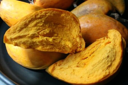 半分に割ったカニステル。黄色い果肉はほくほくとした食感が特徴。