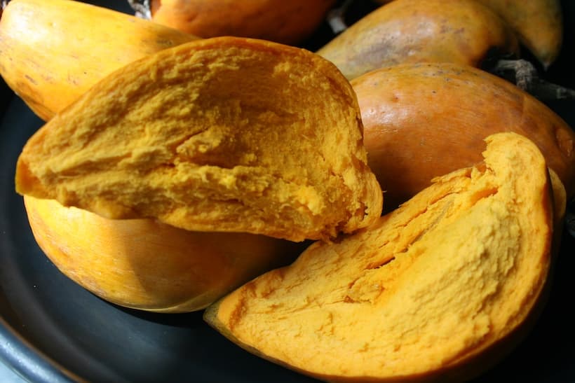 半分に割ったカニステル。黄色い果肉はほくほくとした食感が特徴。