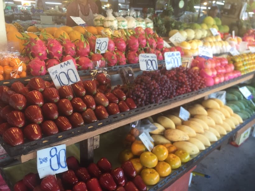 市場に並ぶチョンプー。シャキッとした食感とさっぱりした甘さが特徴の果物。