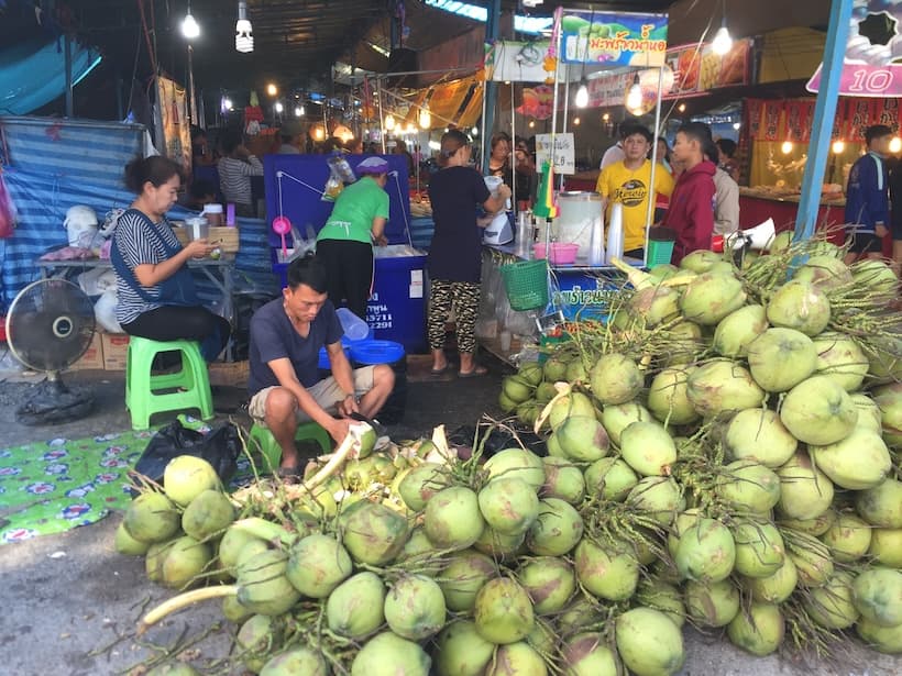 道路脇に山積みにされたココナッツ。タイでは道端の屋台でよく見かけます。
