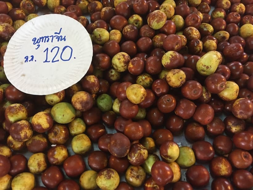 市場に並ぶ生棗（ナツメ）