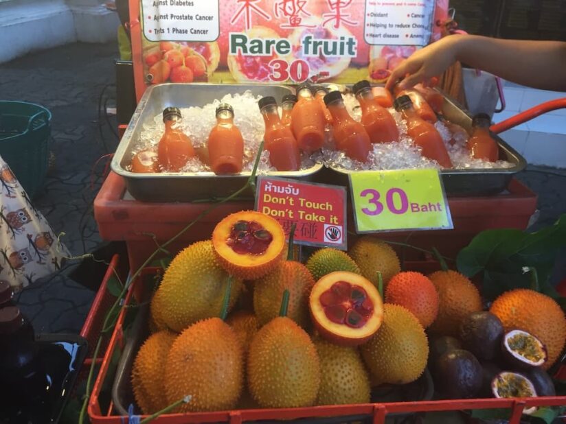 ナイトマーケットで売られているフレッシュガックフルーツジュース。