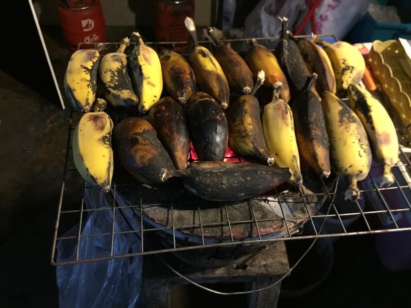 炭火で香ばしく焼いた焼きバナナ。屋台でよく見かけるタイの定番おやつ。