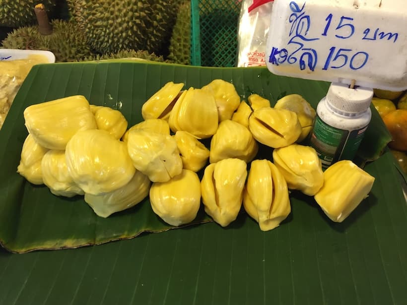 ジャックフルーツの黄色い果肉。甘い香りとねっとりした食感が特徴。