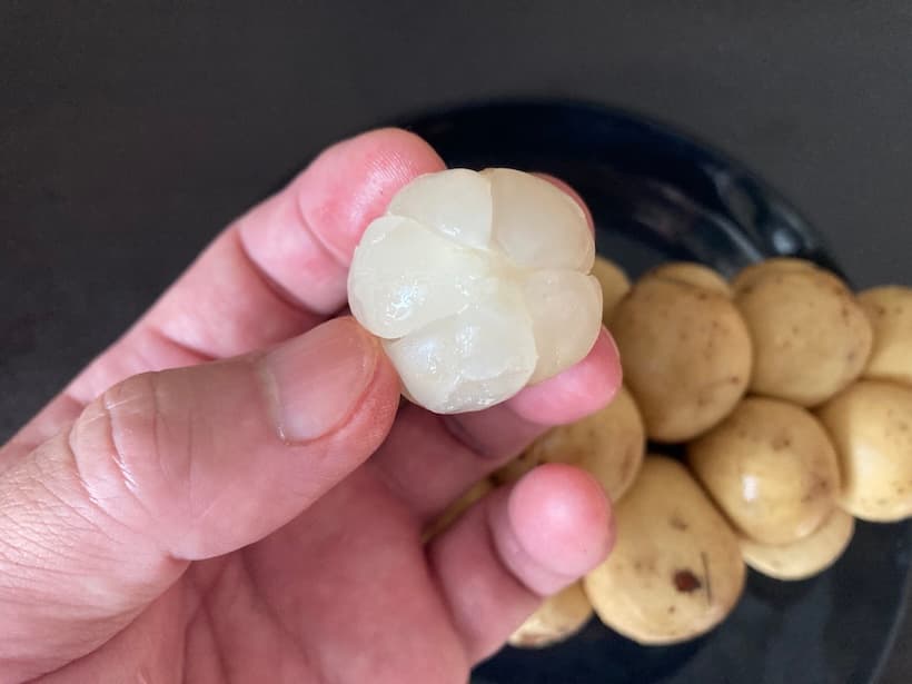 皮を剥いたロングコン（ลองกอง）の果肉