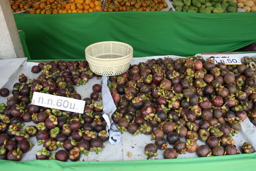 市場に並ぶマンゴスチン