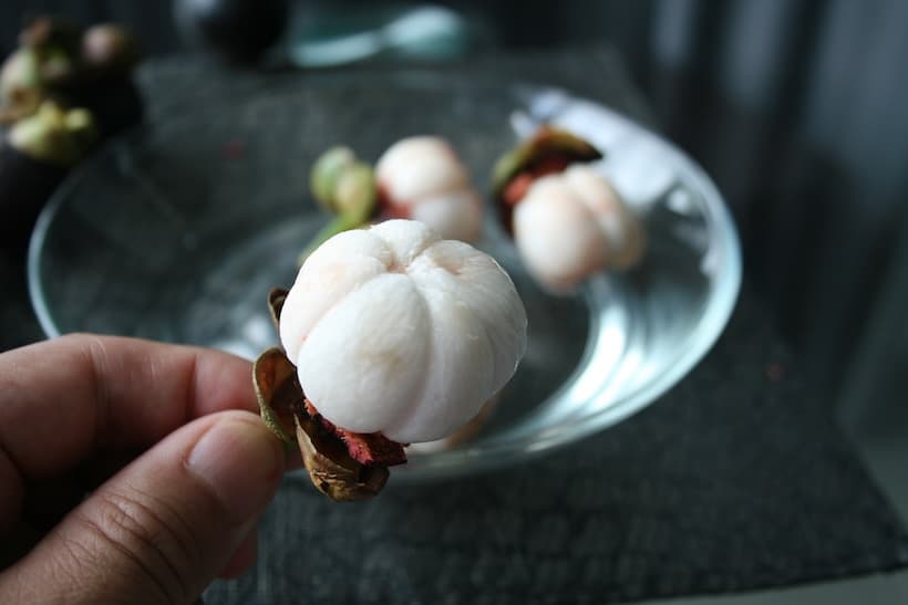 皮を剥いたマンゴスチン。白くやわらかい果肉は甘酸っぱくジューシー。