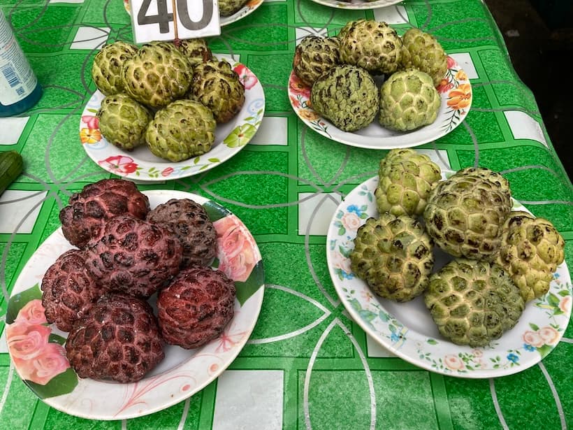 市場に並ぶノイナー（น้อยหน่า／シュガーアップル）