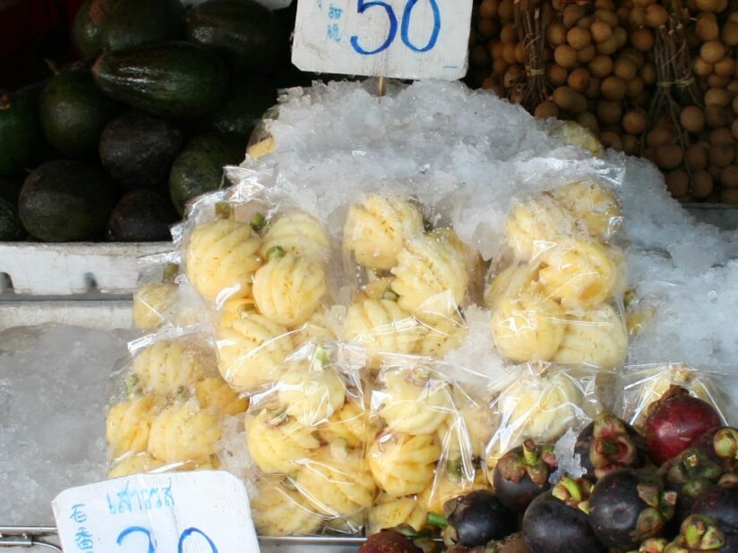 皮を剥いたパイナップルの袋詰め。市場では1袋50THBほどで売られています。