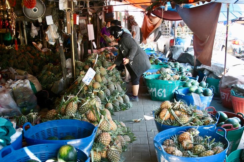 市場に山積みにされたパイナップル