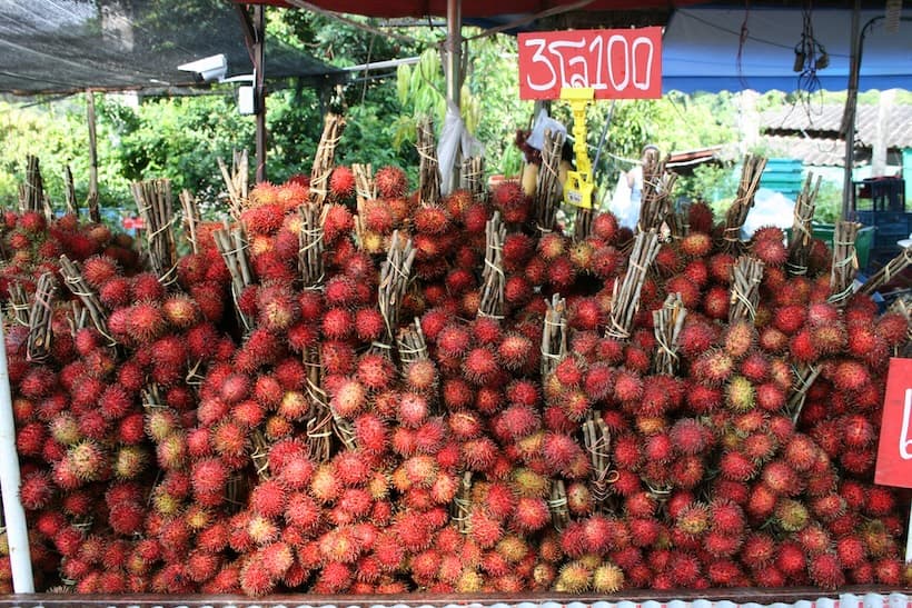 市場に並ぶランブータン。赤い皮と柔らかいトゲが特徴の南国フルーツ。