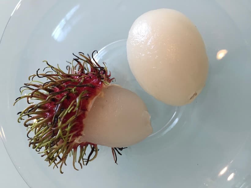 皮を剥いたランブータン。白くみずみずしい果肉が特徴。