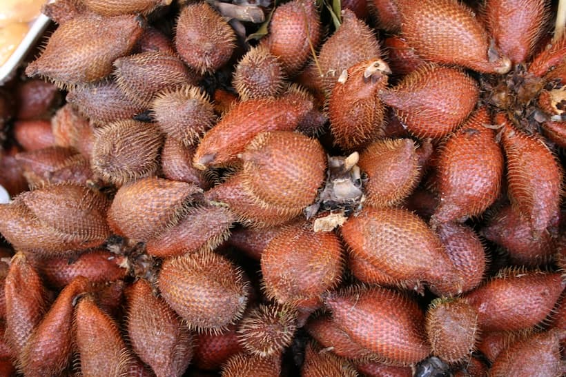 市場に並ぶサラスマリー（スネークフルーツ）。蛇の皮のような表面が特徴の果物。