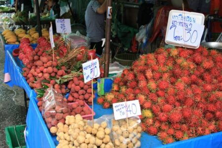タイの屋台に並ぶさまざまな種類の果物
