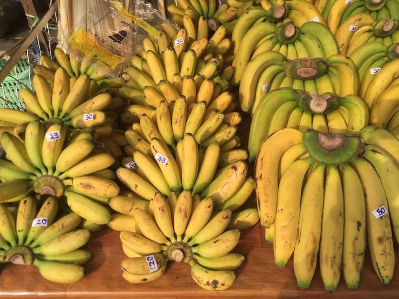 チェンマイの市場に並ぶさまざまな種類のバナナ。タイでは品種ごとに味や食感が異なります。