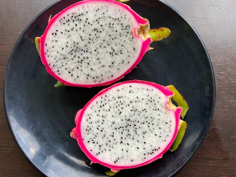 半分に切ると白い果肉に無数の黒ゴマのような種がちりばめられた美しい断面が現れます。